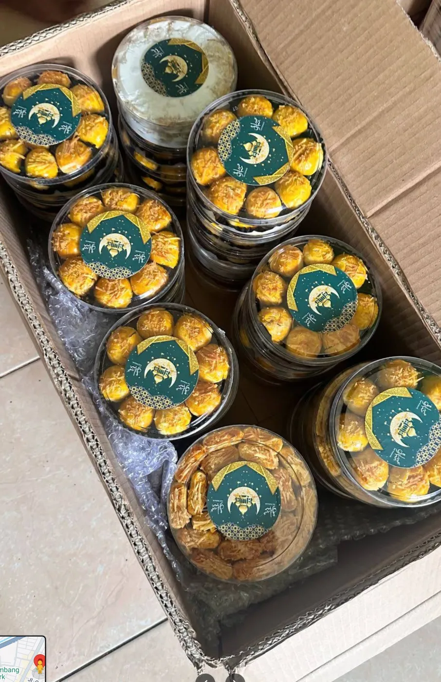 Toples kue kering dikemas rapi dalam kardus sebelum dikirim