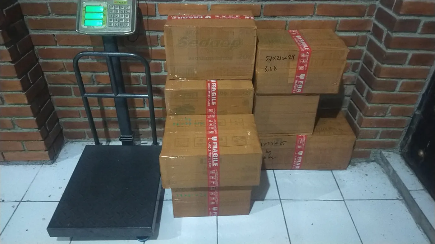 Paket ditimbang di gudang sebelum pengiriman