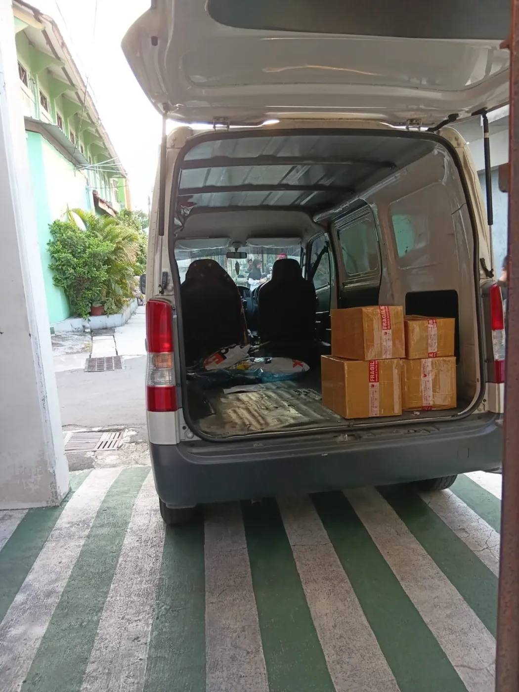 Paket dimuat ke mobil untuk diserahkan ke kurir